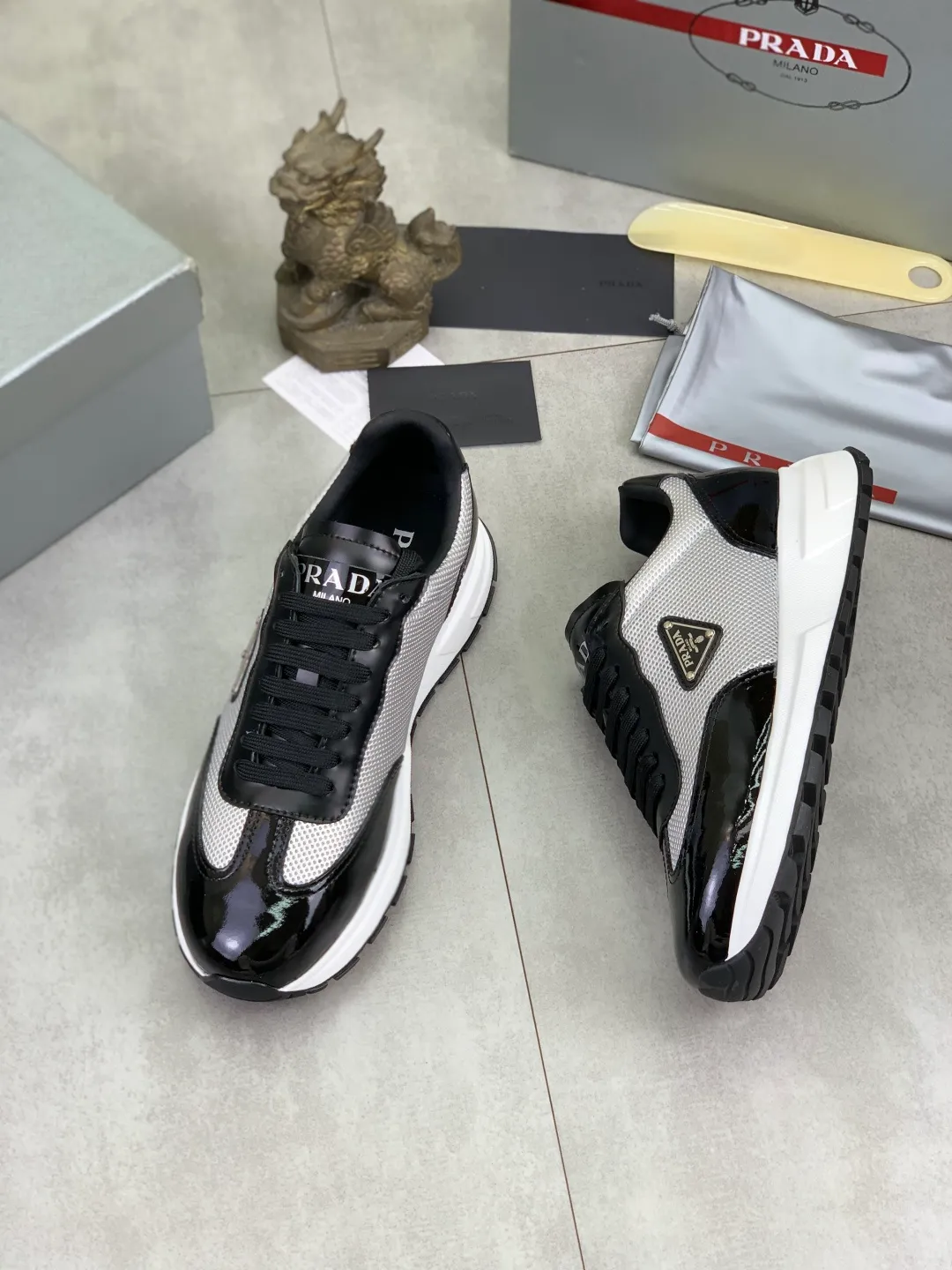 Men's Men's Shoes 💰P600 💰【New Style】 The latest model of high-quality PRADA classic men's shoes has been launched on the official website at 1:1, synchronized in Hong Kong, and on the same catwalk; all made of calfskin➕imported cowhide lining, 🍡🍡original rubber outsole, non-slip and wear-resistant; comfortable on the feet, attractive style, fine workmanship, and simple and neat shoe lasts, showing the courage and toughness of men, 👍Size: 39-44 (45 can be customized) black White color🉑️choose